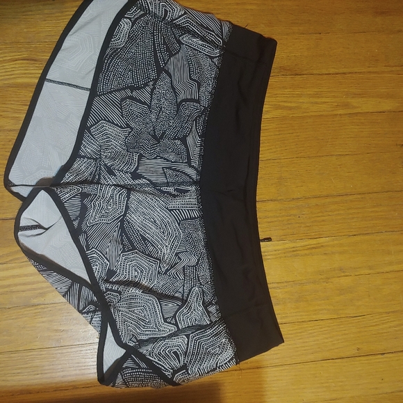 Lululemon speed shorts in Dottie Tribe - Picture 3 of 7
